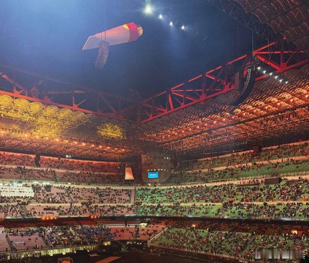 开幕式舞台上方惊现巨型颜料管 2026年米兰冬奥会开幕式将于03:00在圣西罗体