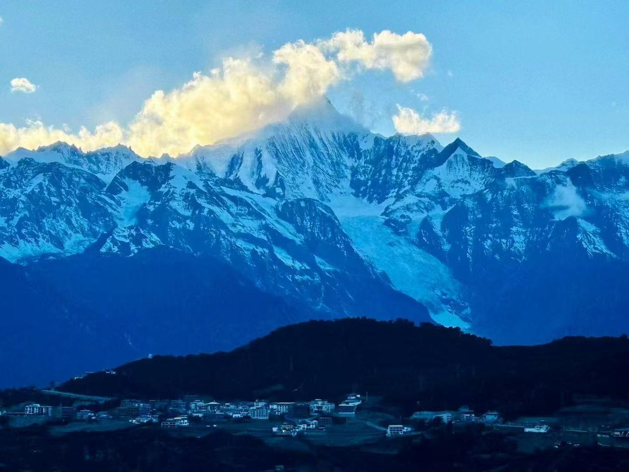 我们总在期待盛大的惊喜，却忽略了，生活的美好，从来都在细微之处。是雨天里，陌生人