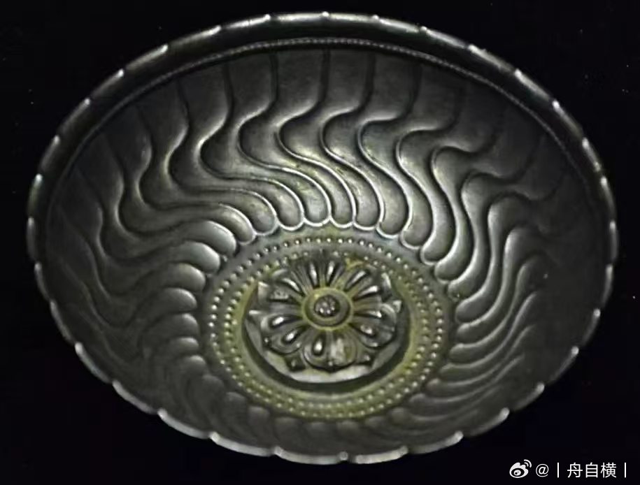 李希宗墓水波莲花纹银杯此件水波莲花纹银杯（亦称莲花纹银碗）1976年出土于河北赞