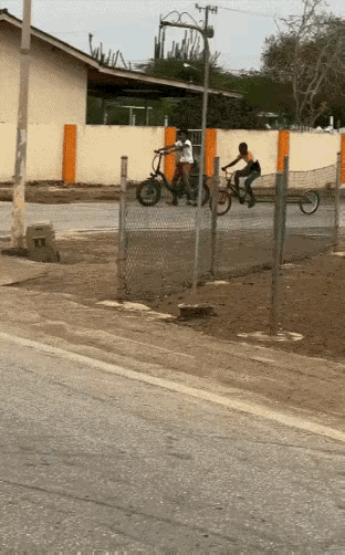 这车，舒马赫醒了，都做不到。