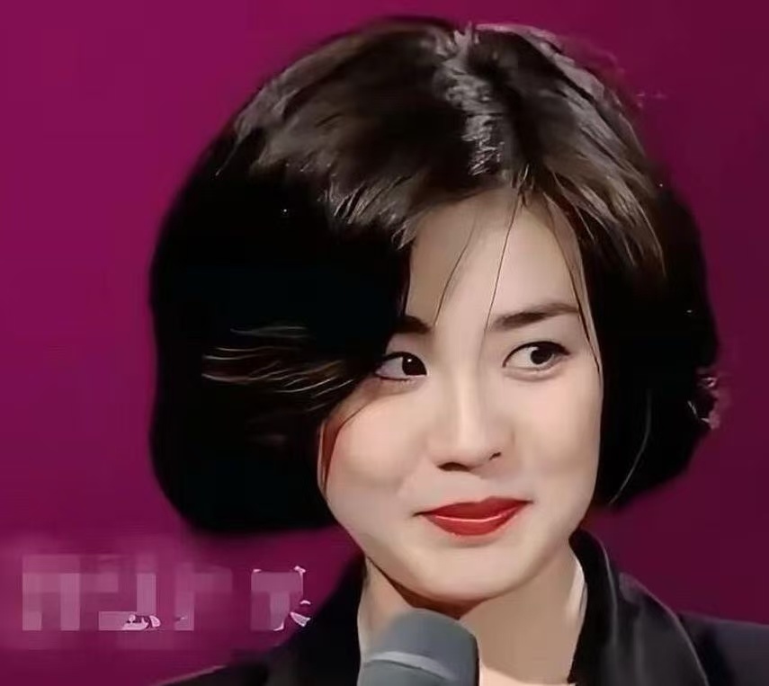 原来她年轻的时候这么好看，很漂亮也很温柔，整张脸看起来就是有灵气，真的好舒服，就