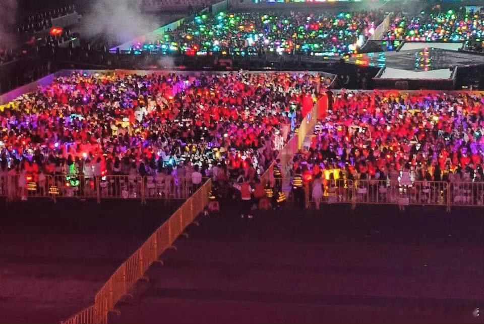 时团演唱会场内壮观的严浩翔红海！严浩翔红海 ​​​