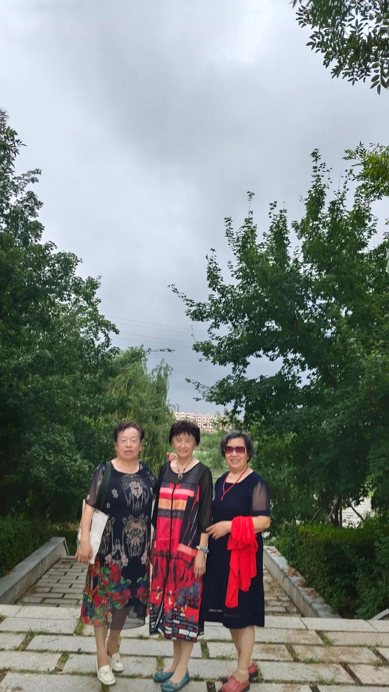 老邻居好姐妹相聚西湖湿地公园