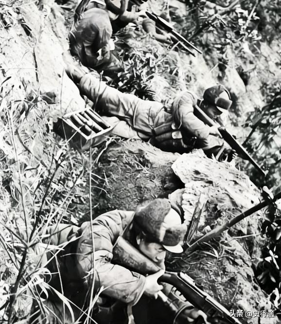 上甘岭战役志愿军一张罕见的照片！


一九五二年十月，上甘岭忽然成了朝鲜战场最烫