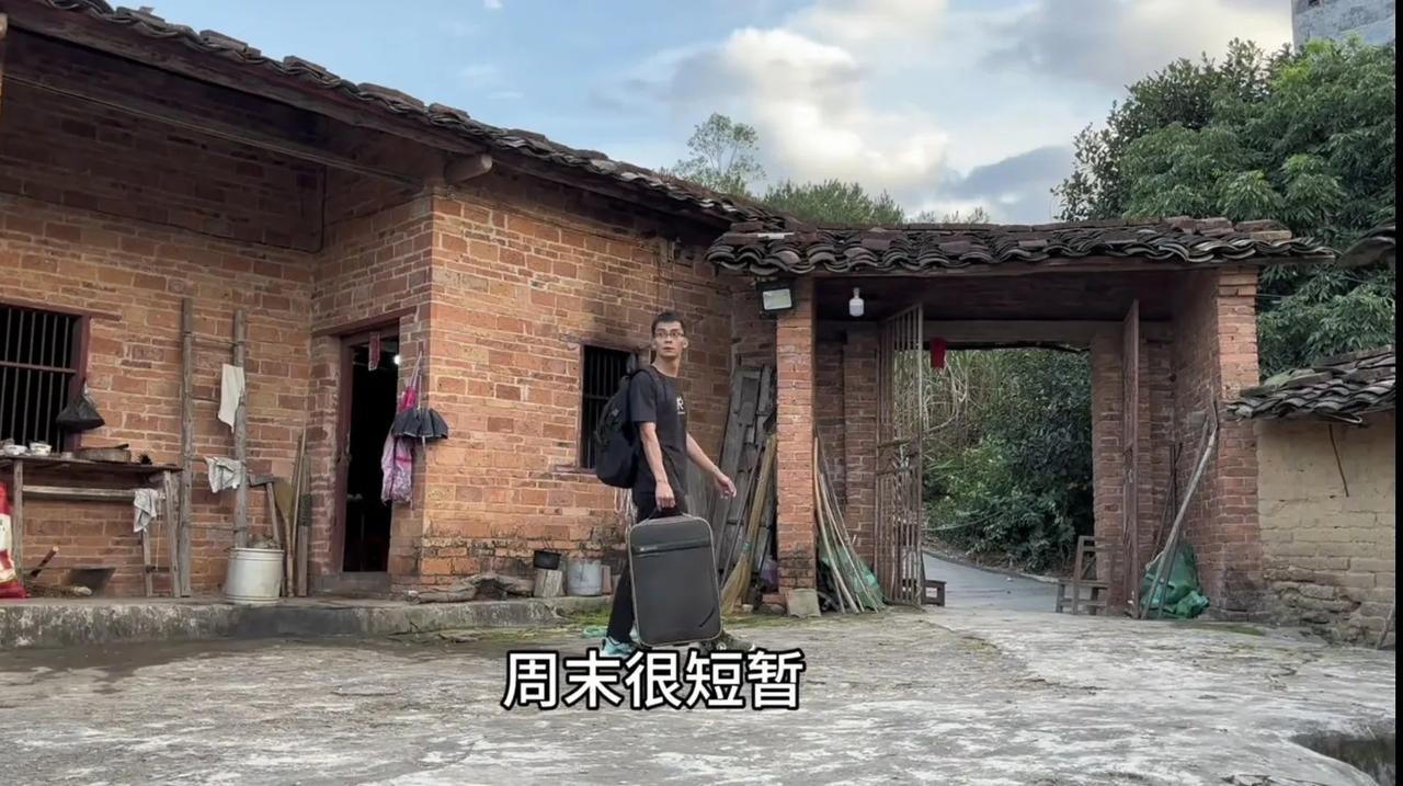 唐尚珺这个周末很充实，从4点可以看出来。
1：周六早上坐高铁回家，周日晚上坐高铁