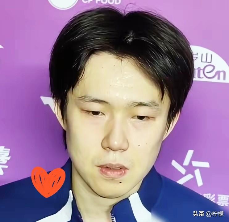 王楚钦，终于开口了。
“深受其害。”这四个字，他说得斩钉截铁。就在重庆冠军赛的赛