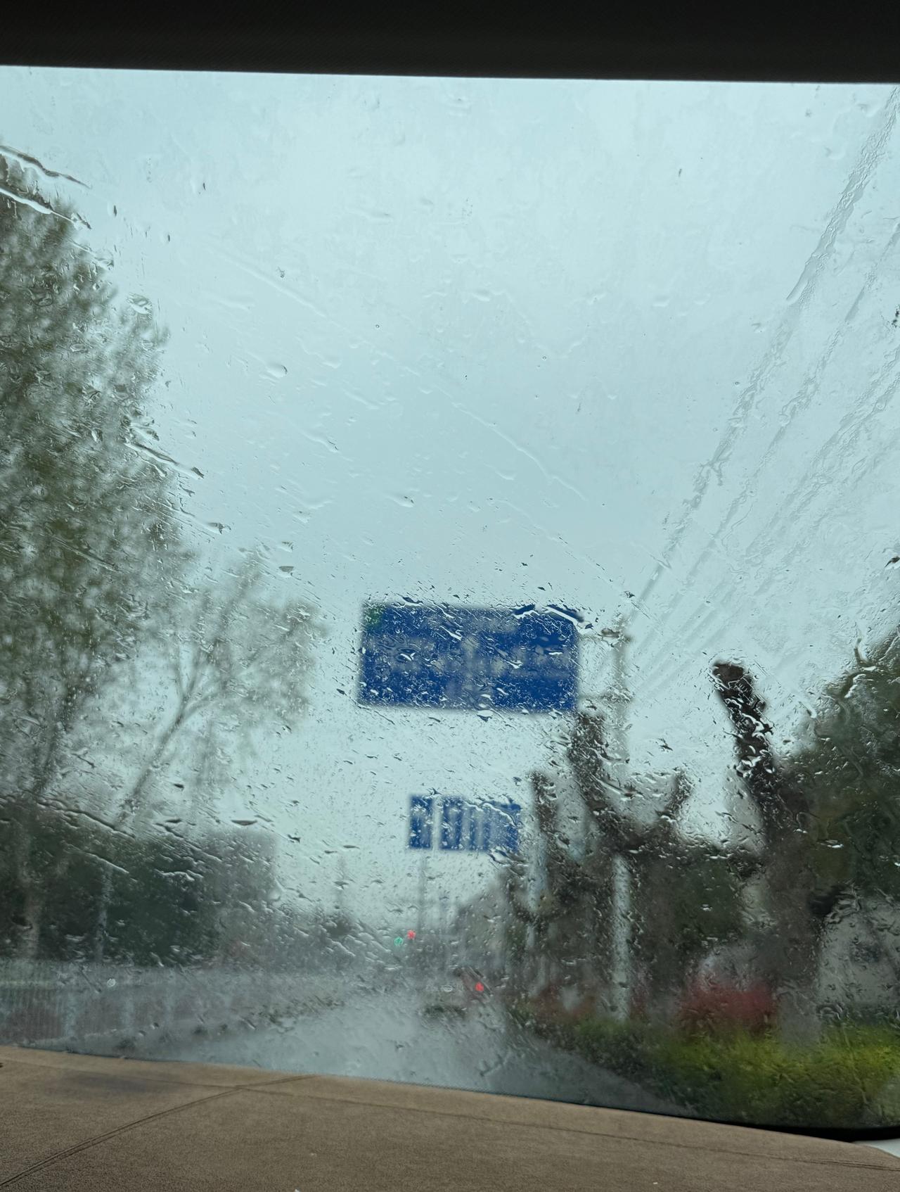 下雨啦 今天好多地方下雨🌧️☔️ ​​​