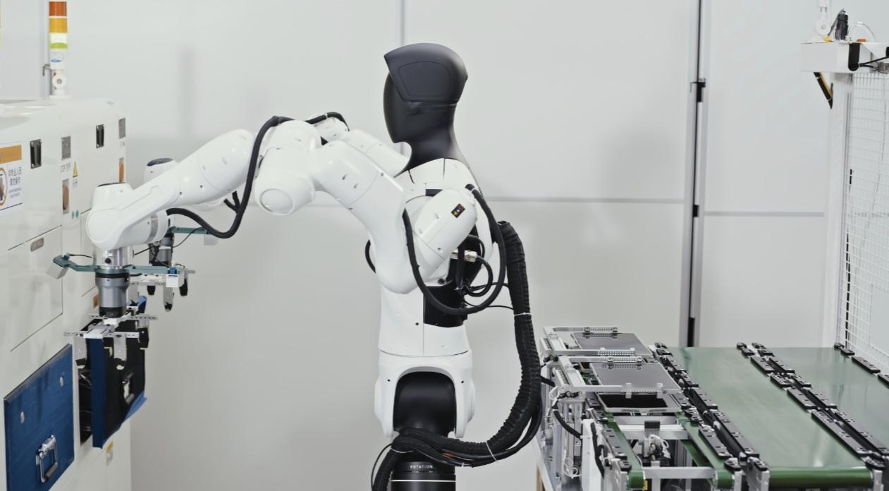 精密制造行业长期被“刚性产线”绑架：传统机械臂要复杂夹具+场地改造，调试动辄数周
