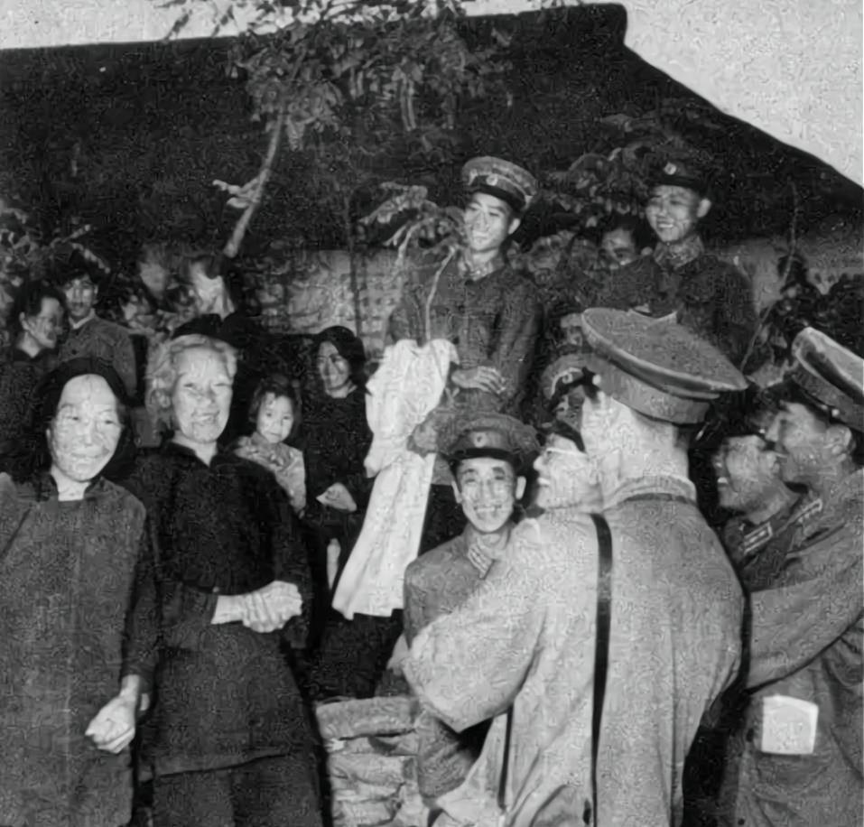 1951年6月，志愿军38军军长奉召回国，汇报前线的战况。他顺道前往铁岭38军后