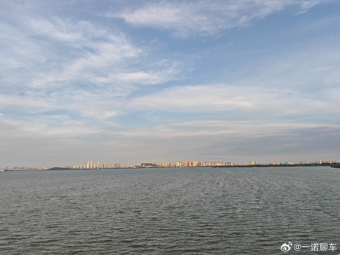 老爹今天来武汉 刚出发回去的路上就爆胎了 等拖车 享受下汤逊湖的风景一切都是最好
