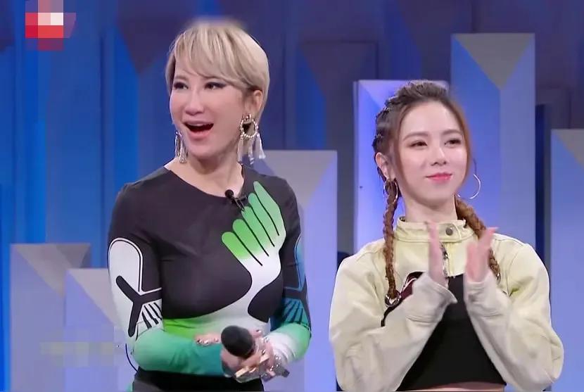 张碧晨PK邓紫棋，谁的才华更“杀”你？答案藏在耳朵的DNA里！

张碧晨和邓紫棋