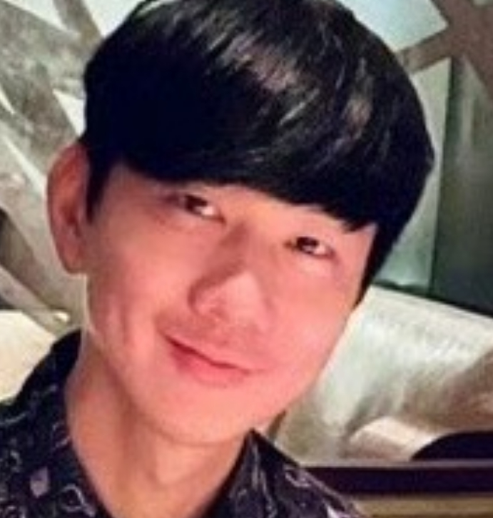 他这个眼神给你什么感觉？缺了什么？两个照片都是和父亲的合影。 