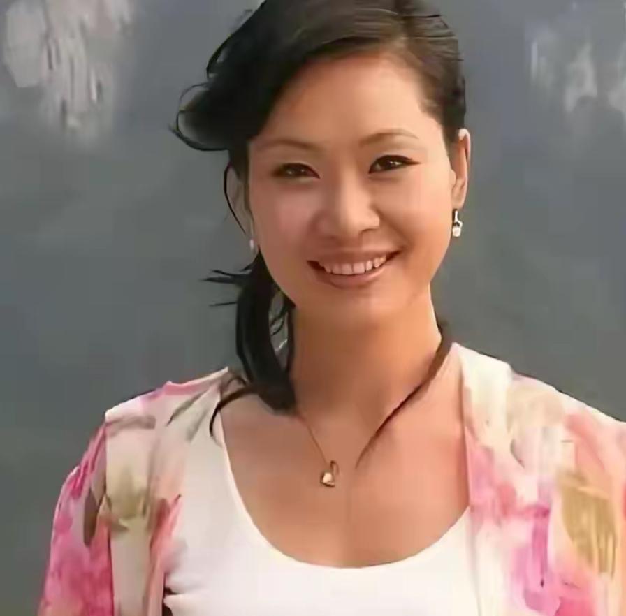 刷到59岁的于文华，突然就懂了什么叫"活明白了"。

北京的房子卖了，跟丈夫李年
