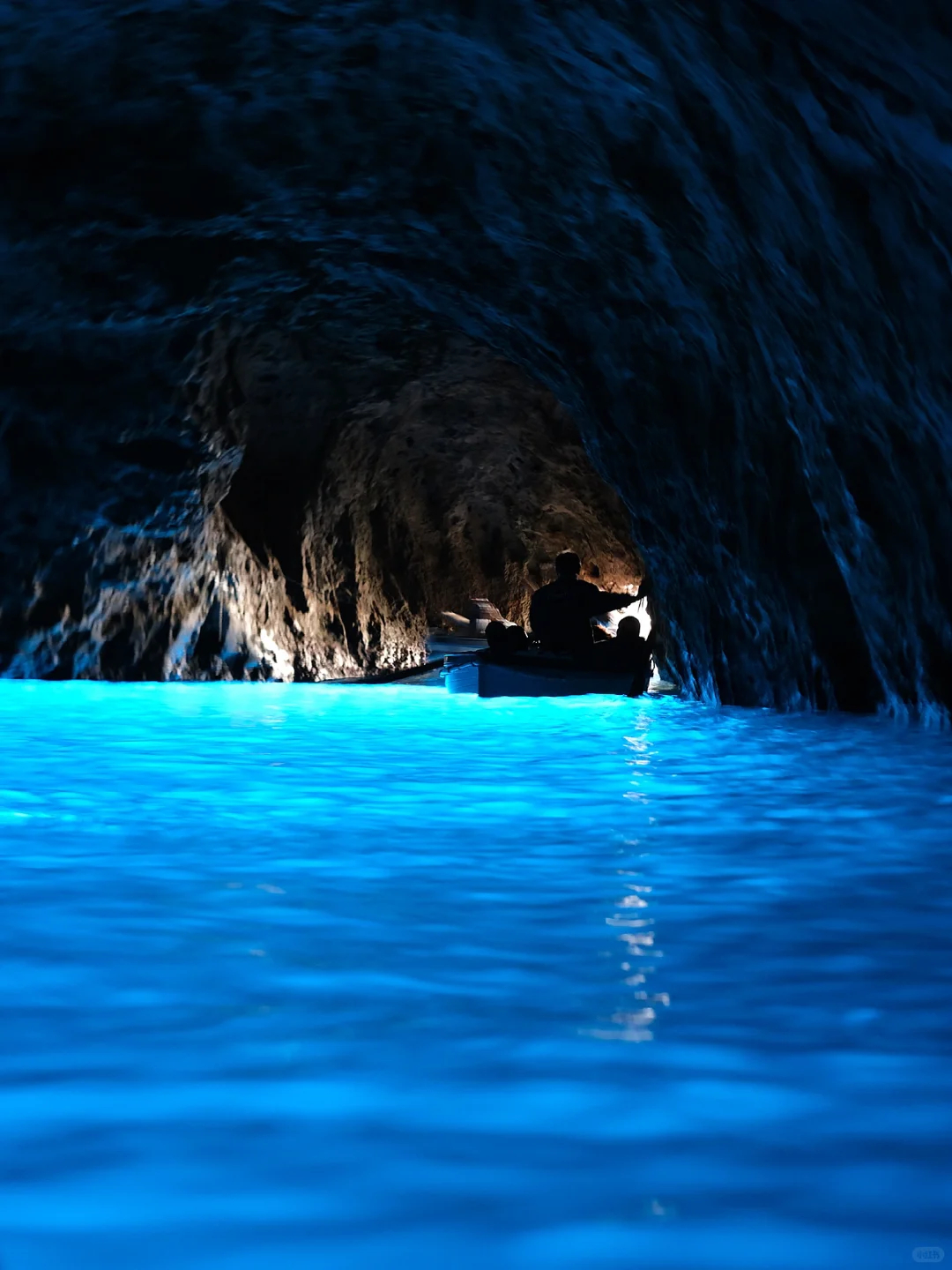 很多豪车都喜欢用蓝色作为主打色和印象色，而卡布里蓝这个颜色的高级感是真的太充分了