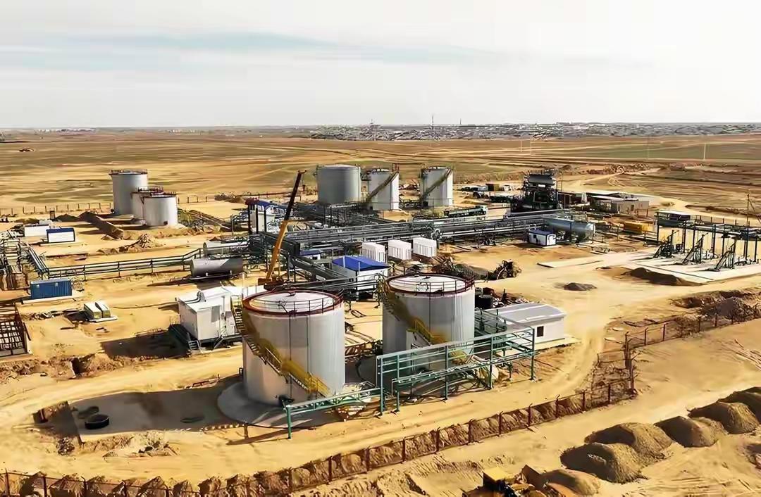 霍尔木兹海峡对伊朗而言，那简直是超级王牌。全球超三分之一的海运石油、四分之一的L