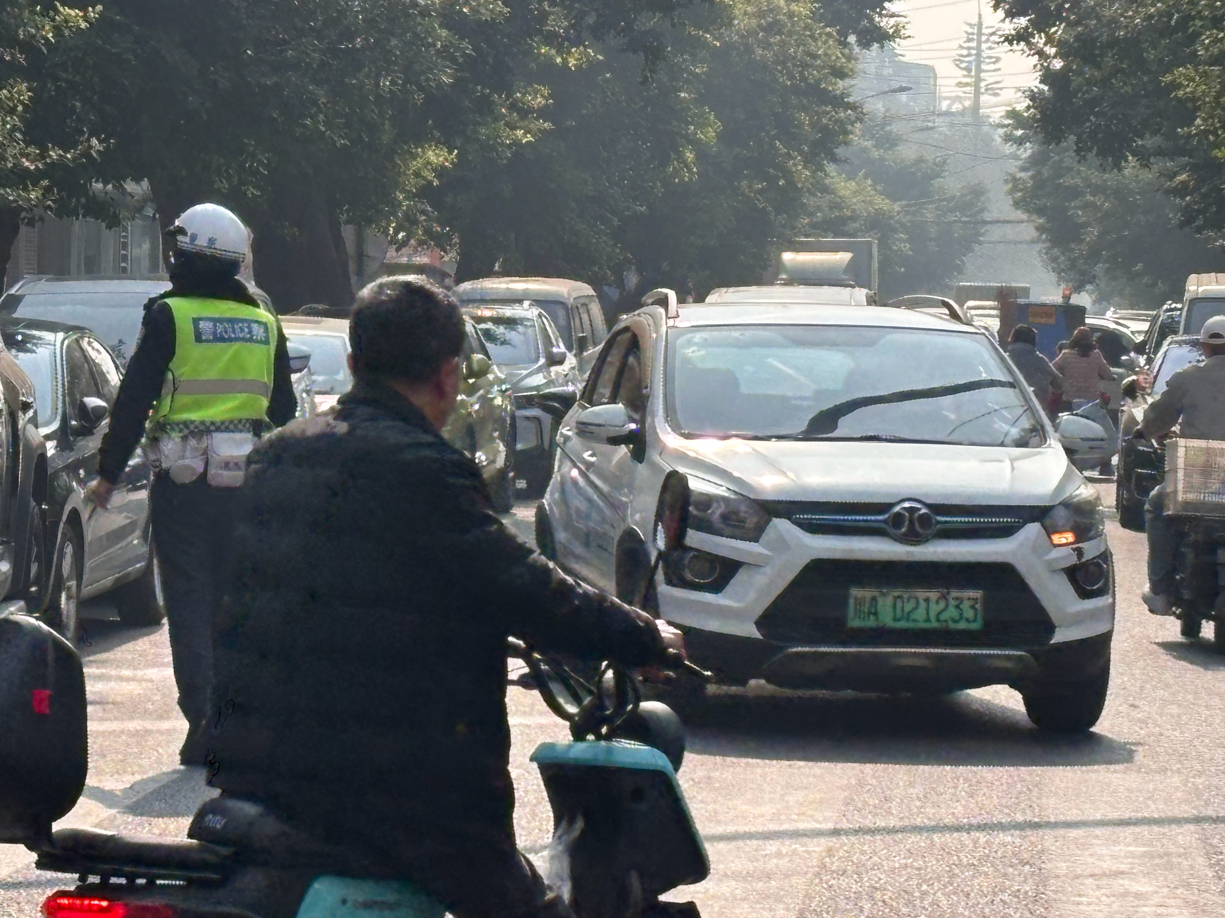 这样的小街巷，不少都划上占道停车位，有的甚至左右两边都划成占道停车位，公交车还穿