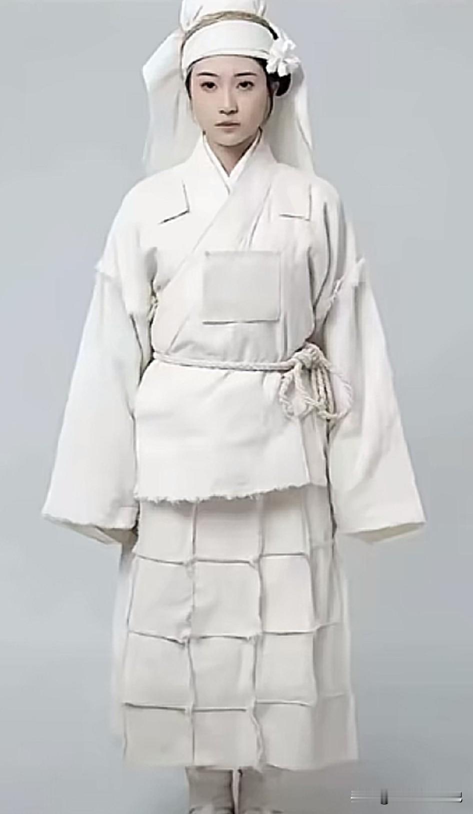 日本设计的这套时装周衣服，绝对没有一个中国人敢穿。这套衣服的价格不菲，不知道哪位