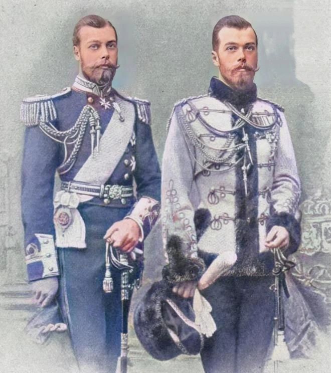 1890年，英王乔治五世（左）与俄国沙皇尼古拉二世（右）的合影，他们的母亲是亲姐...