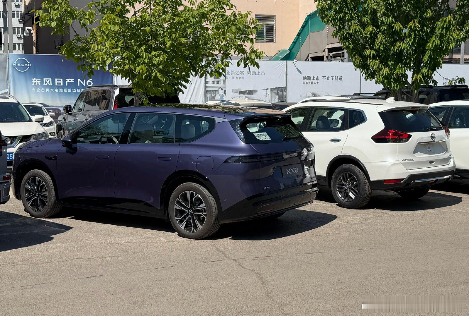 天籁在4S店检查，开日产NX8来看看，遇到了全新的奇峻经典，真是感慨，完全两个时