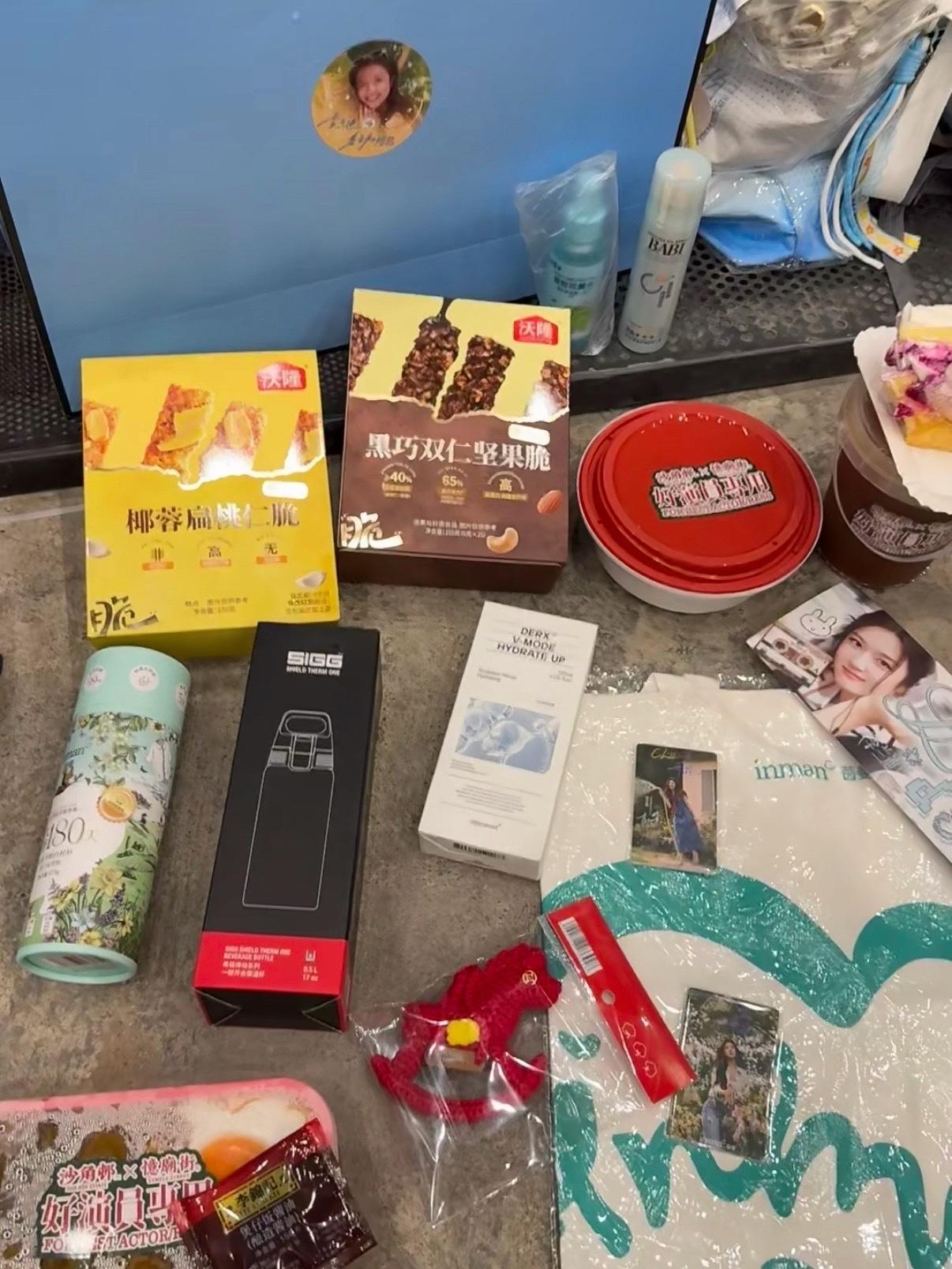 李兰迪千夜奇谭开机伴手礼李兰迪新剧开机伴手礼 李兰迪新剧开机伴手礼真的好丰富啊！
