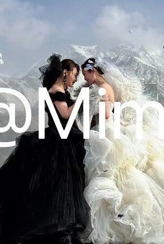 吴宣仪陈德容穿婚纱唱爱存在‌两人在雪山下分别穿着白色与黑色婚纱，形成鲜明视觉对比