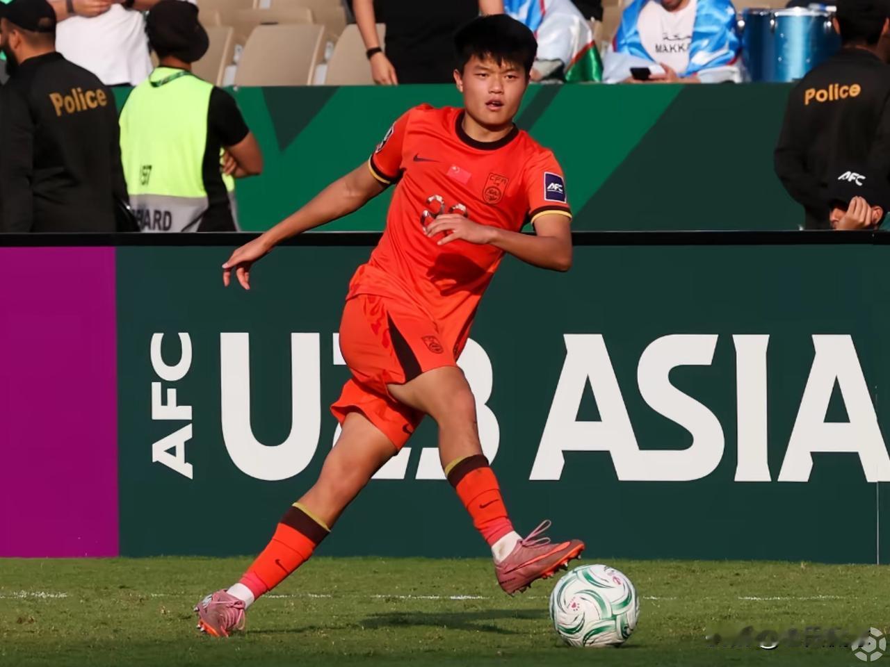 深圳新鹏城顶薪截胡杨希…青岛西海岸后卫杨希基本加盟深圳新鹏城，后者开顶薪截胡上海