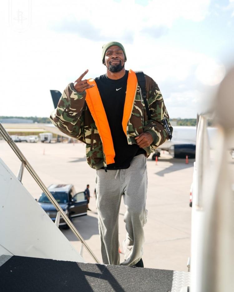 申京在接受采访的时候，也谈到了自己的投篮。我们知道申京本赛季的三分命中率只有30