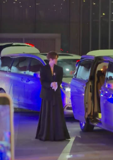 这个外表美艳优雅淡淡的寡妇到了晚上会绝望寂寞的对着亡夫的照片扣批