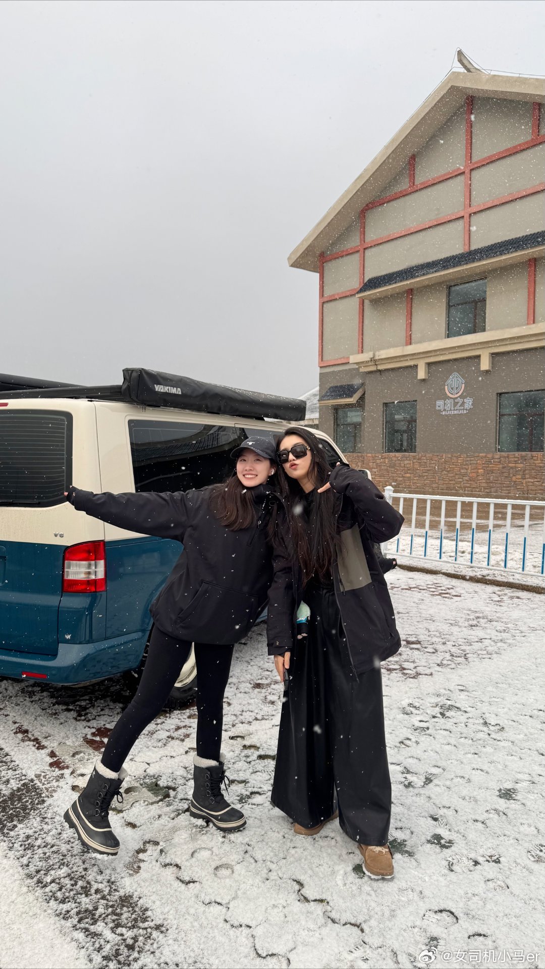 走在路上就已经下雪啦也太幸福了这次开了一台迈特威原本的9座版现在车内改装了旅行装