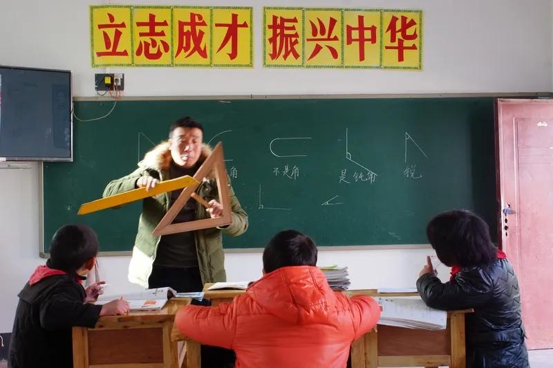 中心校真是一个好地方！
中心校的领导近得楼台先得月，各级各类荣誉证书拿到手软。