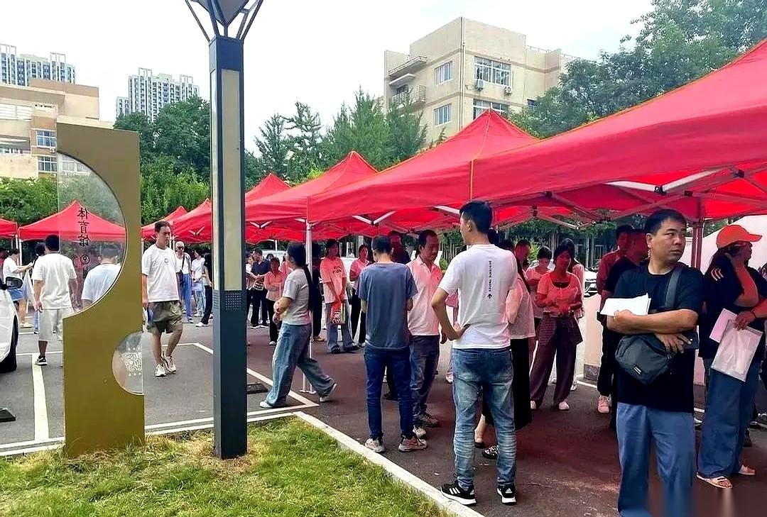 “500分以下的，别排了！”
就这一句话，保安拿个大喇叭，在校门口循环播放。
我