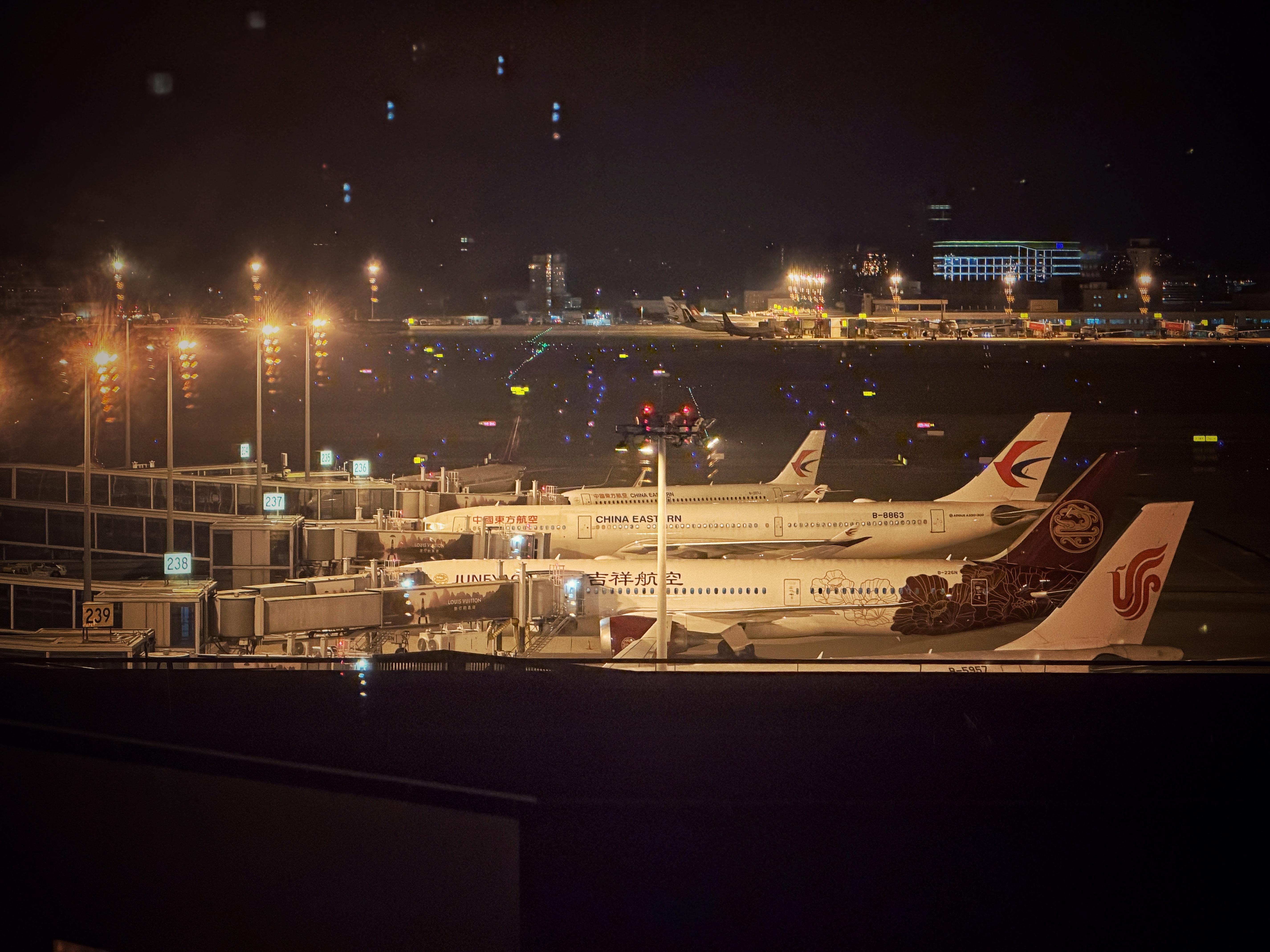 凌晨四点半的虹桥机场，飞机停的都很乖巧✈️✈️✈️ 欣哲频道飞机  ​​​