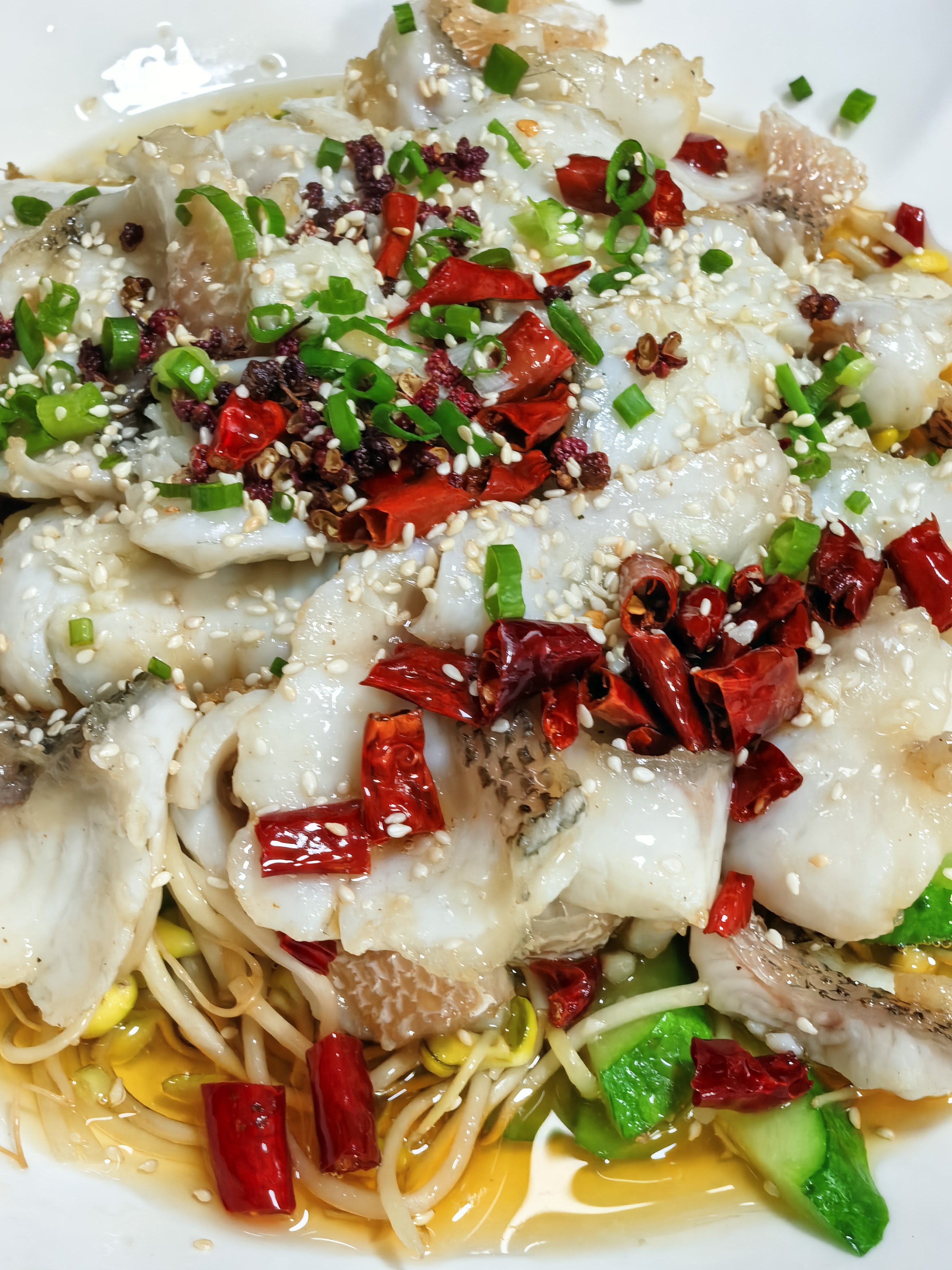 午餐：煎炒湛江鸡，油泼鲈鱼片，豆角炒肉丝，木须肉，樟树港辣椒炒五花肉，上汤煮苋菜