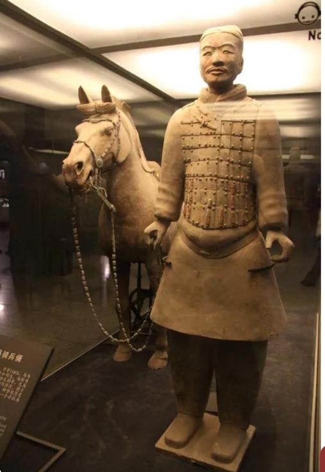 巧合?天意?兵马俑暗喻了韩国瑜的最终结局！

       韩国瑜点头哈腰，跟一
