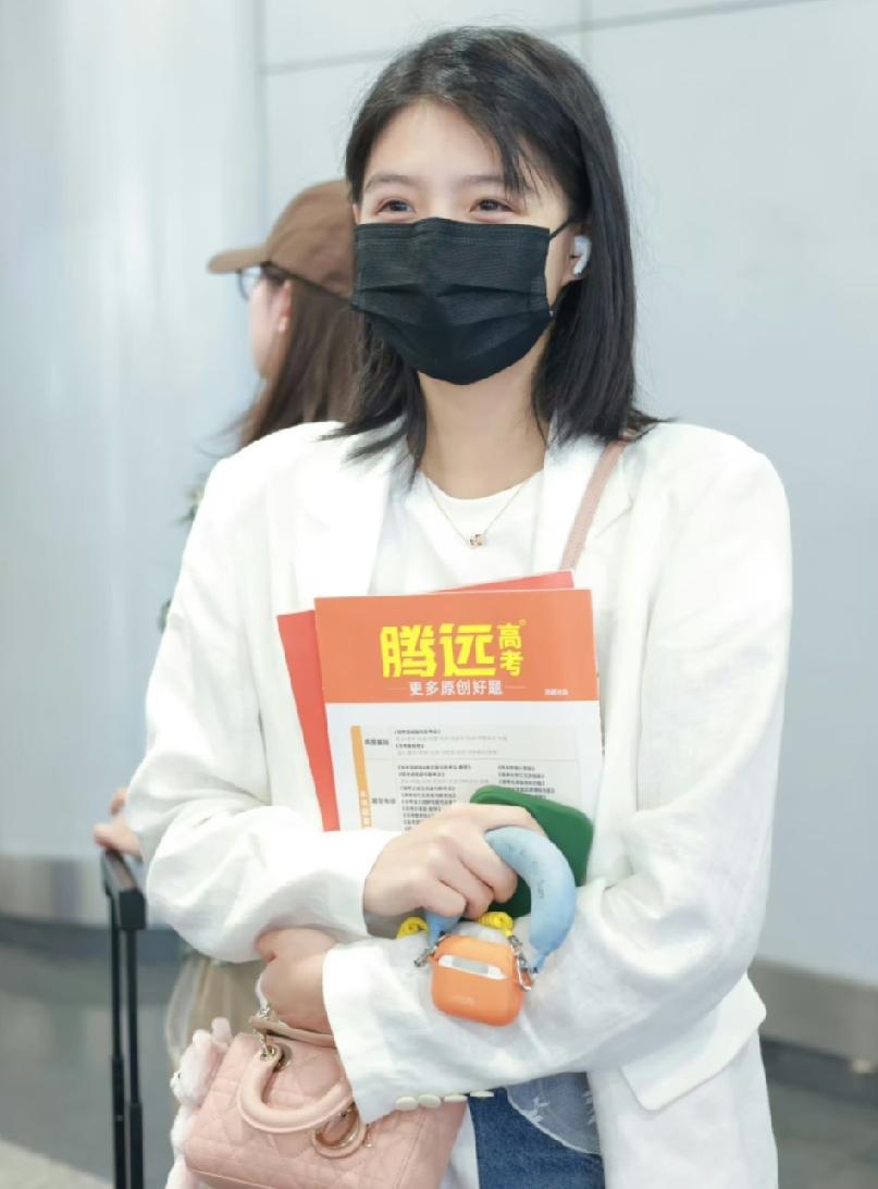 艾米高考期间被同期考生吐槽:咖不大，架子不小，不愿意签名、合影。你怎么看？
这位