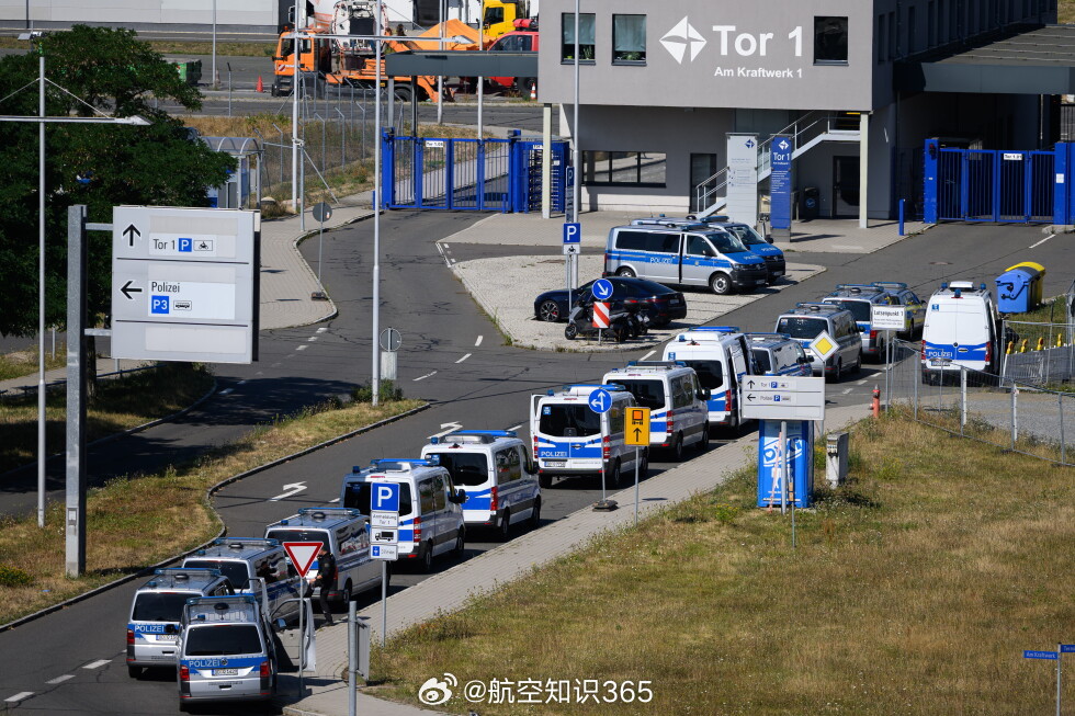 【德国安全委员会讨论莱比锡机场涉爆无人机案】北京时间8月7日，德国总理默茨主持国