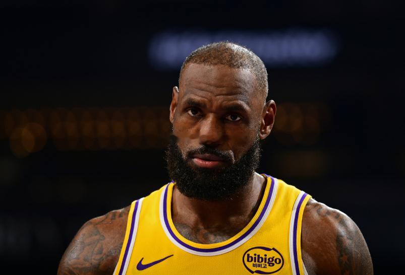 NBA常规赛，洛杉矶湖人在客场以111-103的比分战胜新奥尔良鹈鹕。此役，詹姆