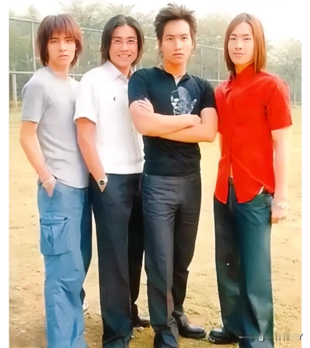 这是二十四年前F4组合的一张合照，既潮流又时尚，真是惊艳了时光！