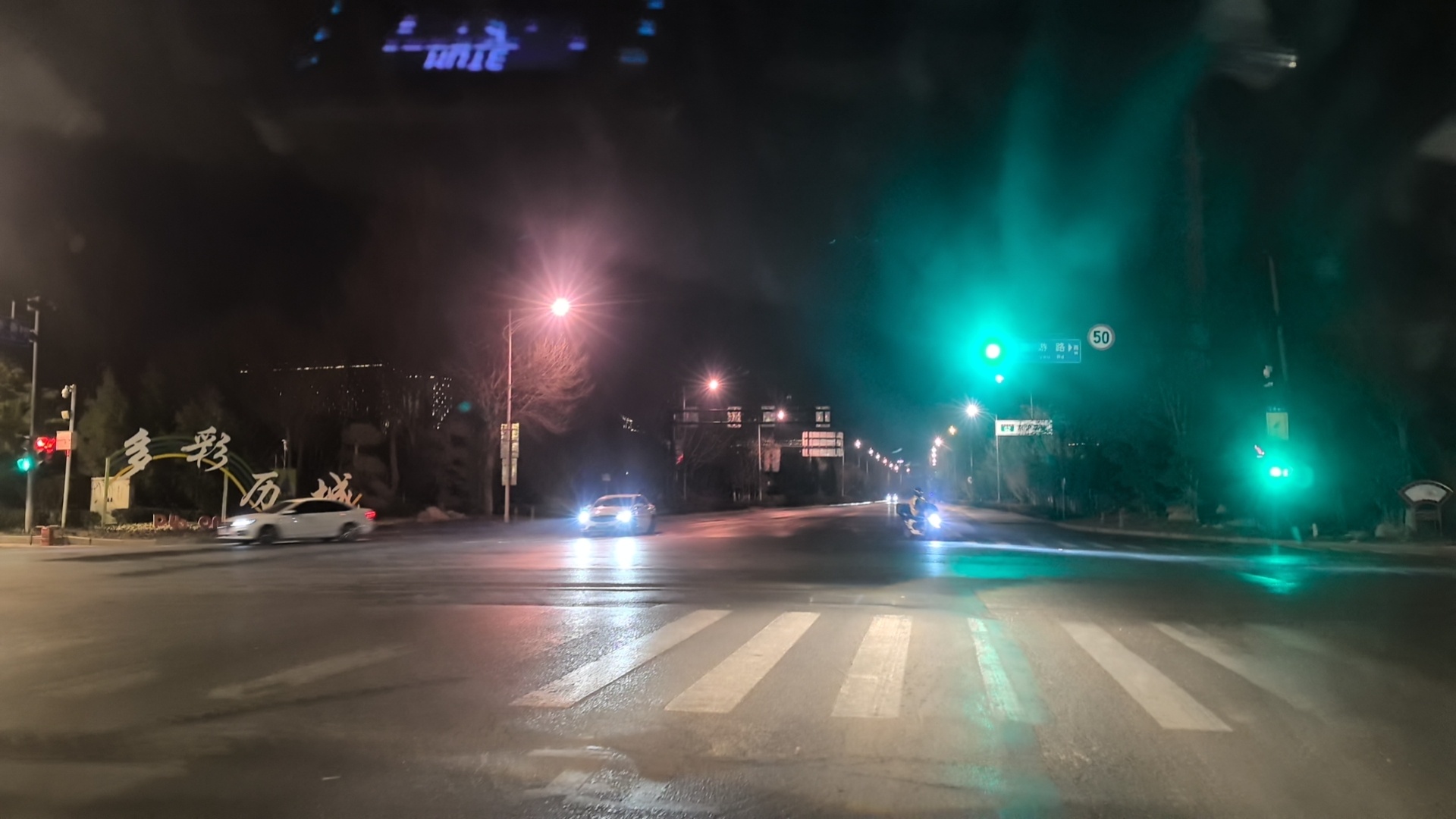 大年初六迎来春节假期返程高峰 听朋友说，他们昨天返程路上就有点堵车了。还好，我提