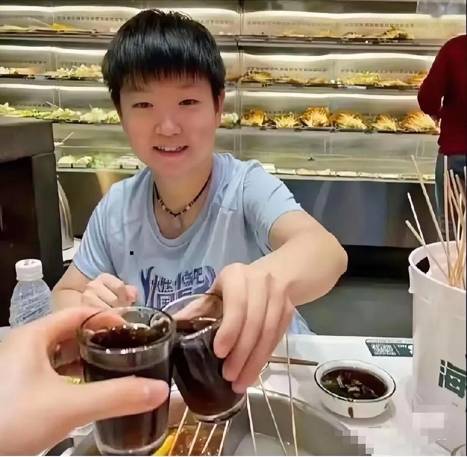 刷到莎莎和朋友吃串串的照片啦～看她笑得多甜，和朋友碰杯超有氛围感✨ 咱莎宝赛场外