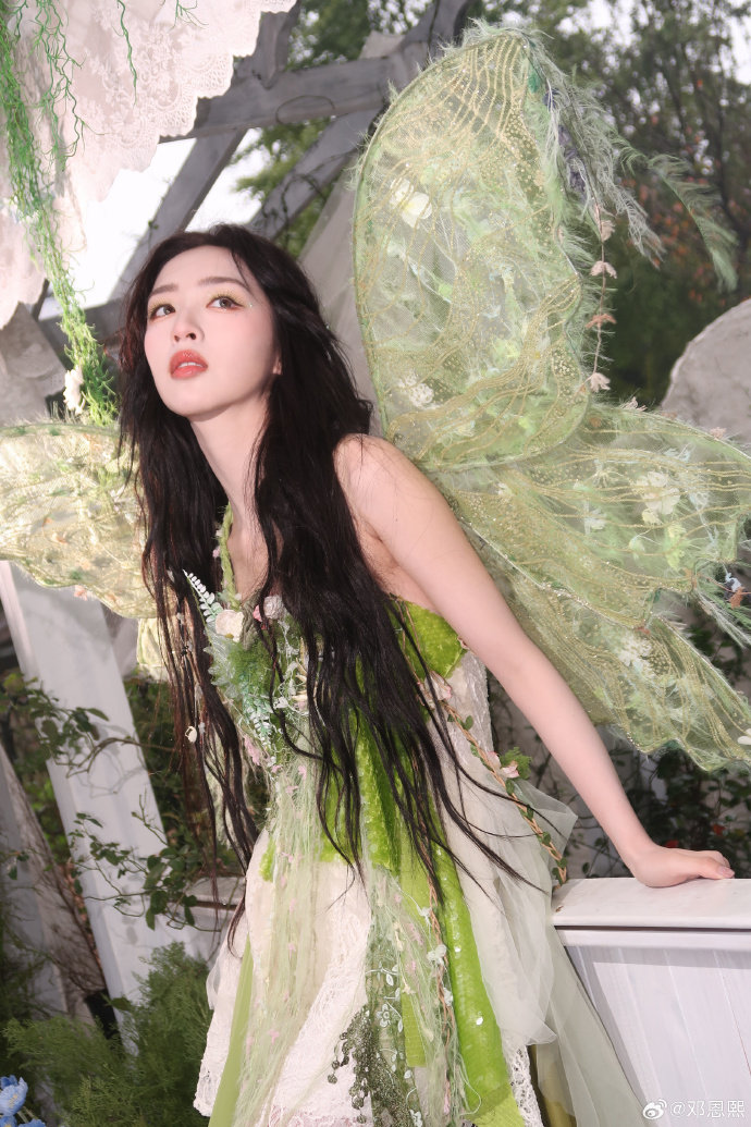 邓恩熙蝴蝶精灵邓恩熙蝴蝶精灵look邓恩熙蝴蝶精灵look少女气息感满满~绿色自