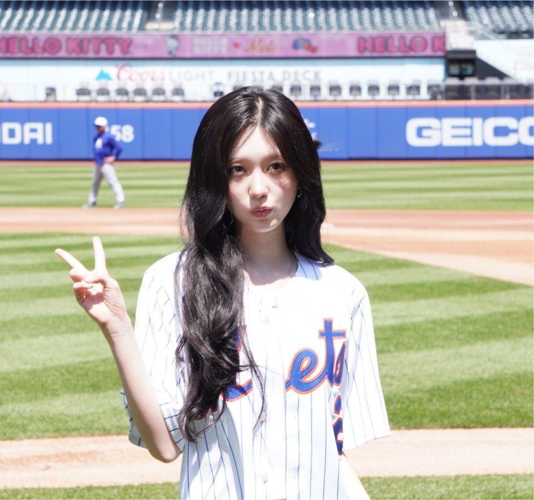 今天现身mlb开球现场的ive安宥真 张元英 金秋天 直井怜 Liz 李瑞张元英