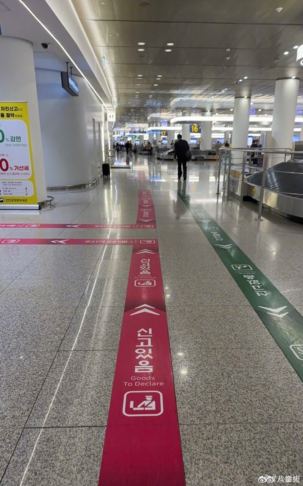 韩国机场偶遇侯明昊侯明昊去韩国了 网友连发偶遇！从国内出发到韩国机场，侯明昊同款