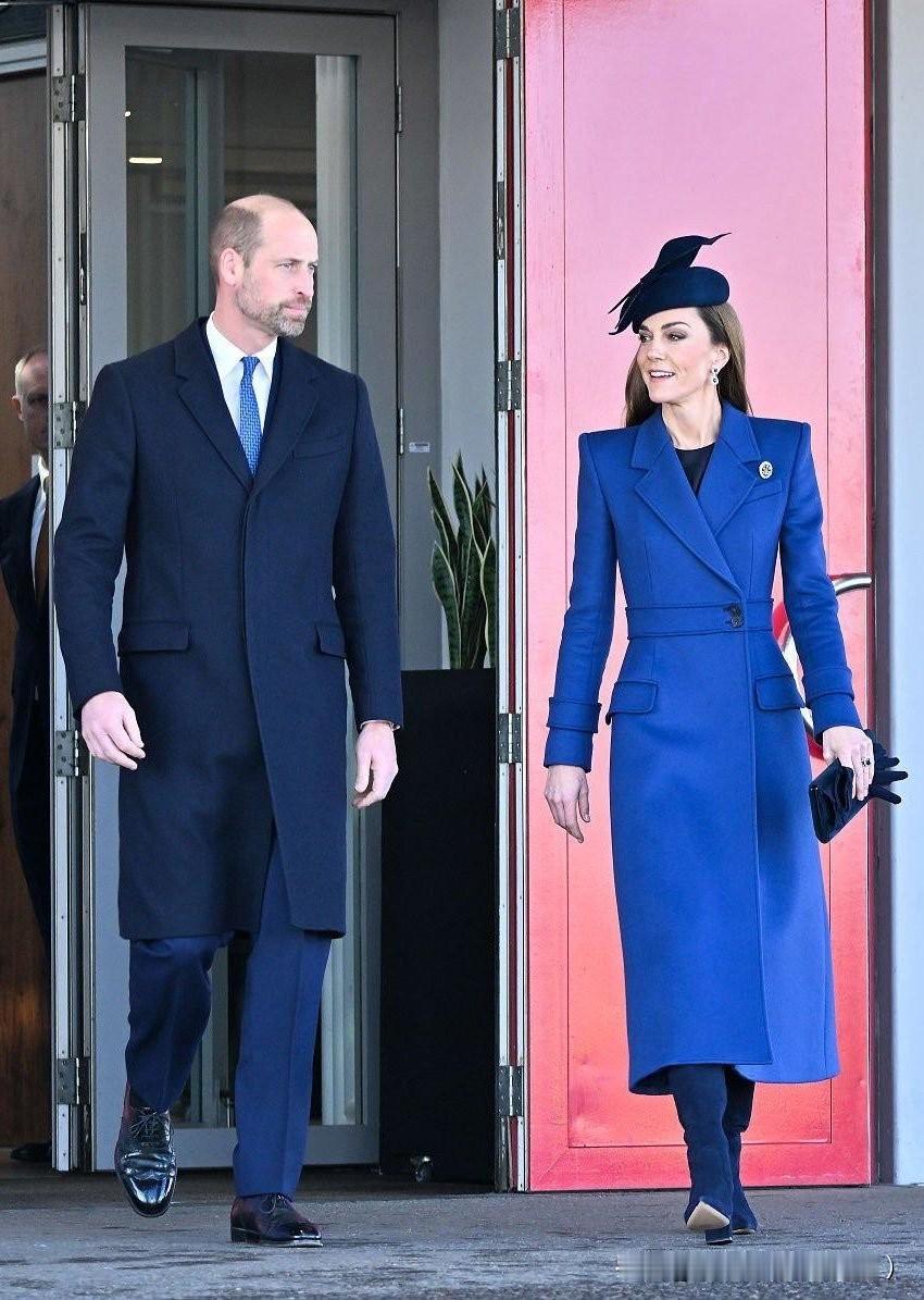 威廉凯特夫妇在伦敦希思罗机场，迎接到访的德国总统夫妇！夫妻俩的蓝色相辉映，好评！