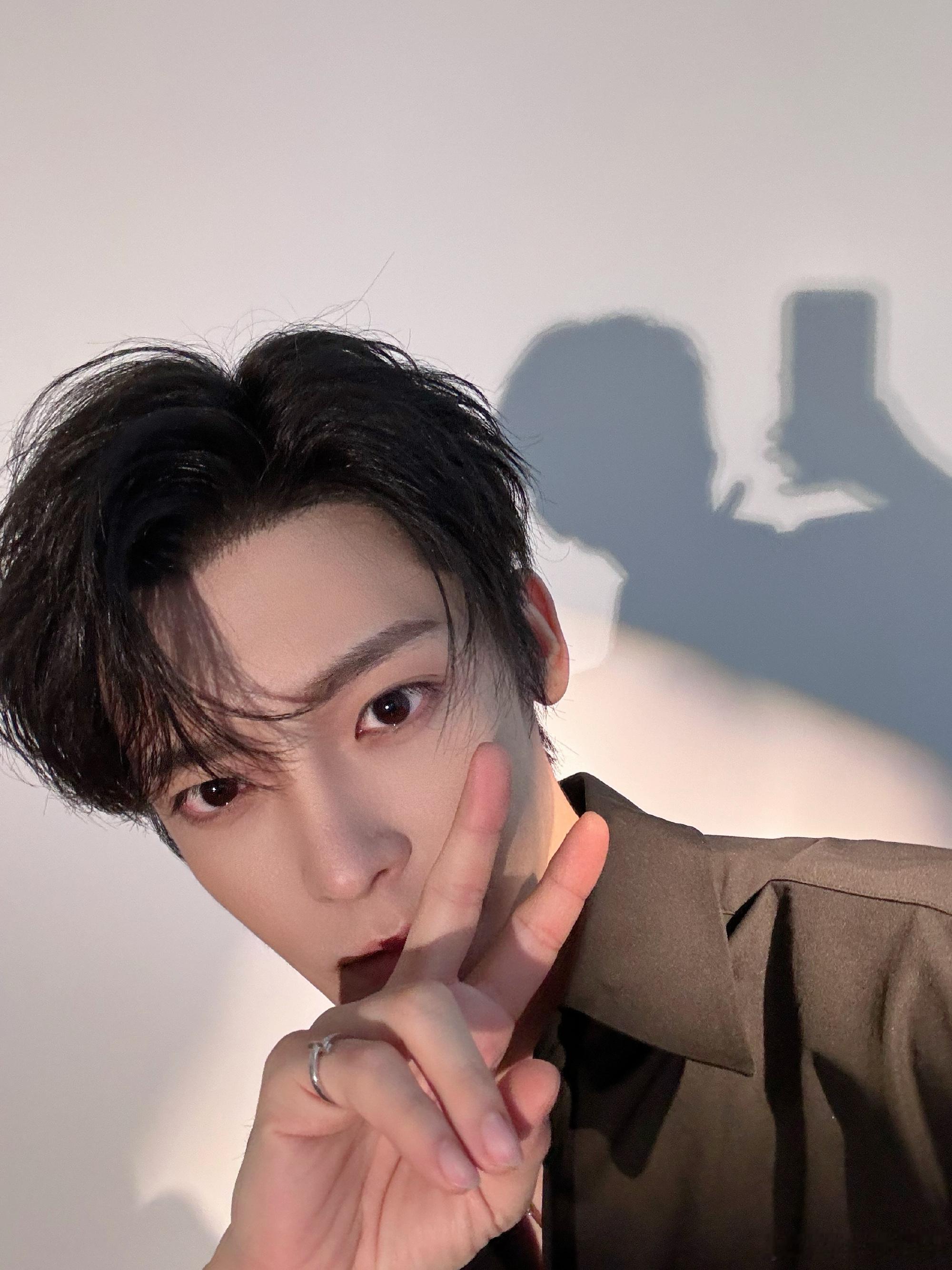 #少年剧就该少年演# 侯明昊不仅演技好，长得也很帅[鼓掌] ​​​