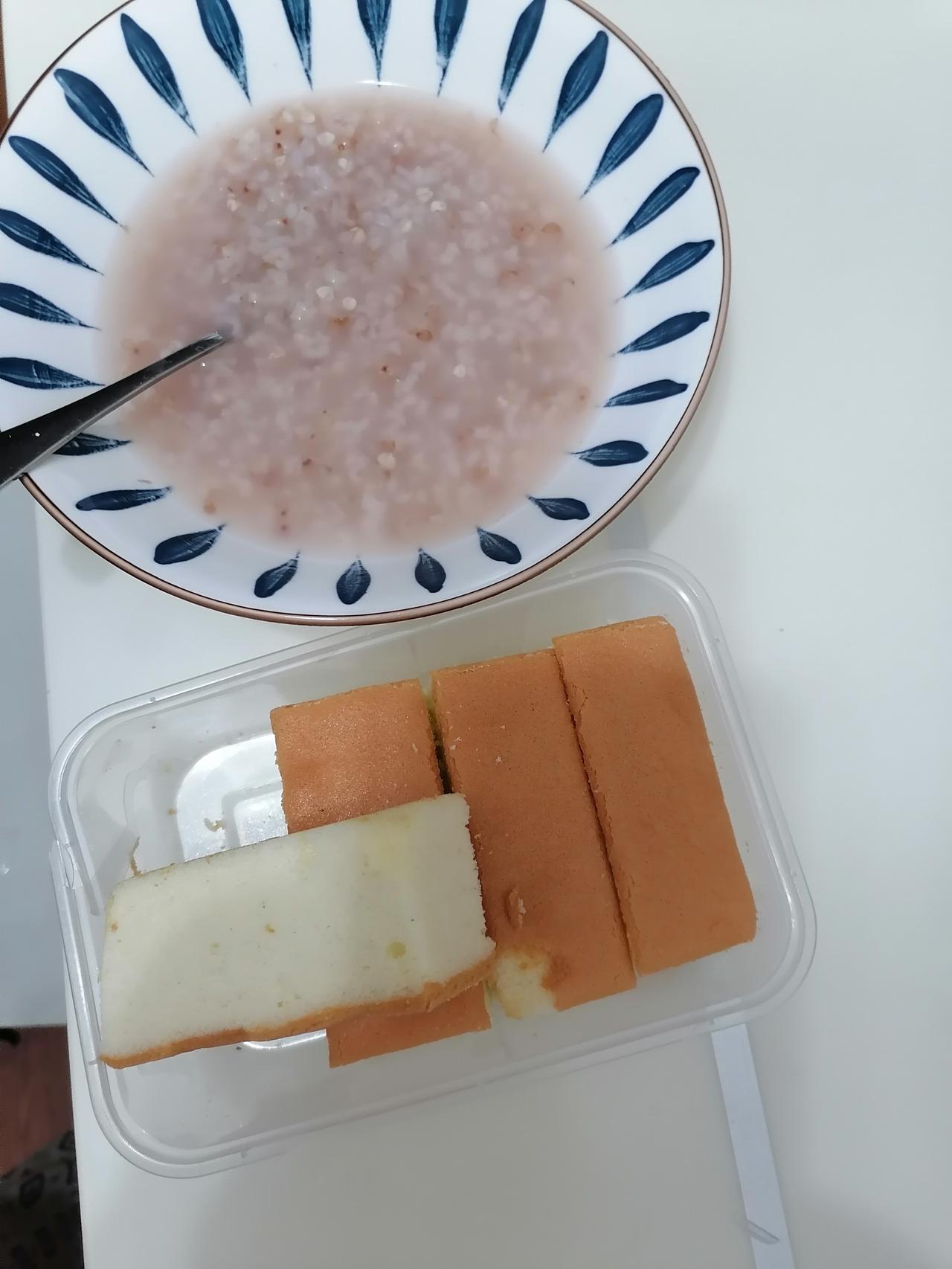 今儿起得早，昨晚就提前备好了早饭，电饭锅按了预约键，焖着稠乎乎的大米薏米粥，还有
