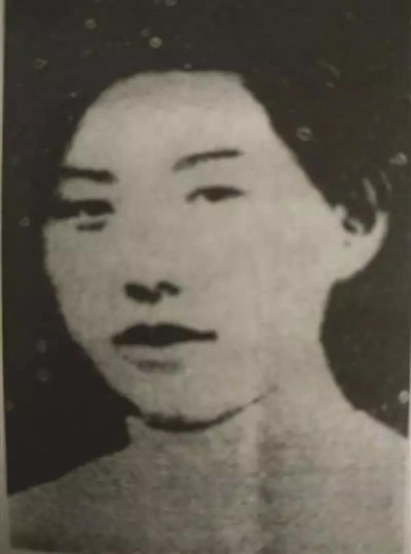 1942年，女战士赵毓政被日寇抓住，日军军官山崎以高官厚禄诱她投降，她对着山崎就