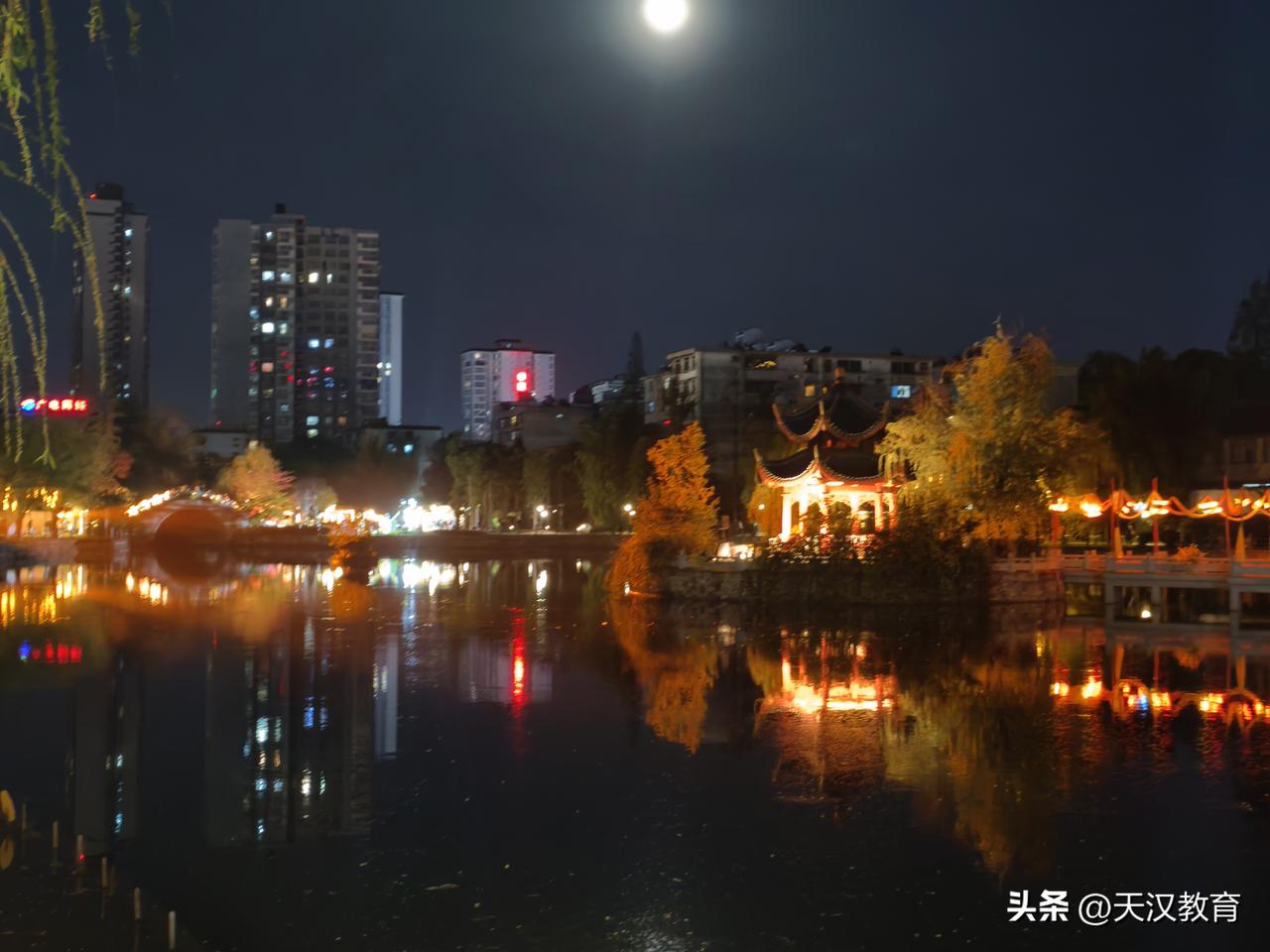 陕西省汉中市堪称一座宝藏城市。它被秦岭和大巴山环绕，汉江穿城流淌，享有“秦巴小江