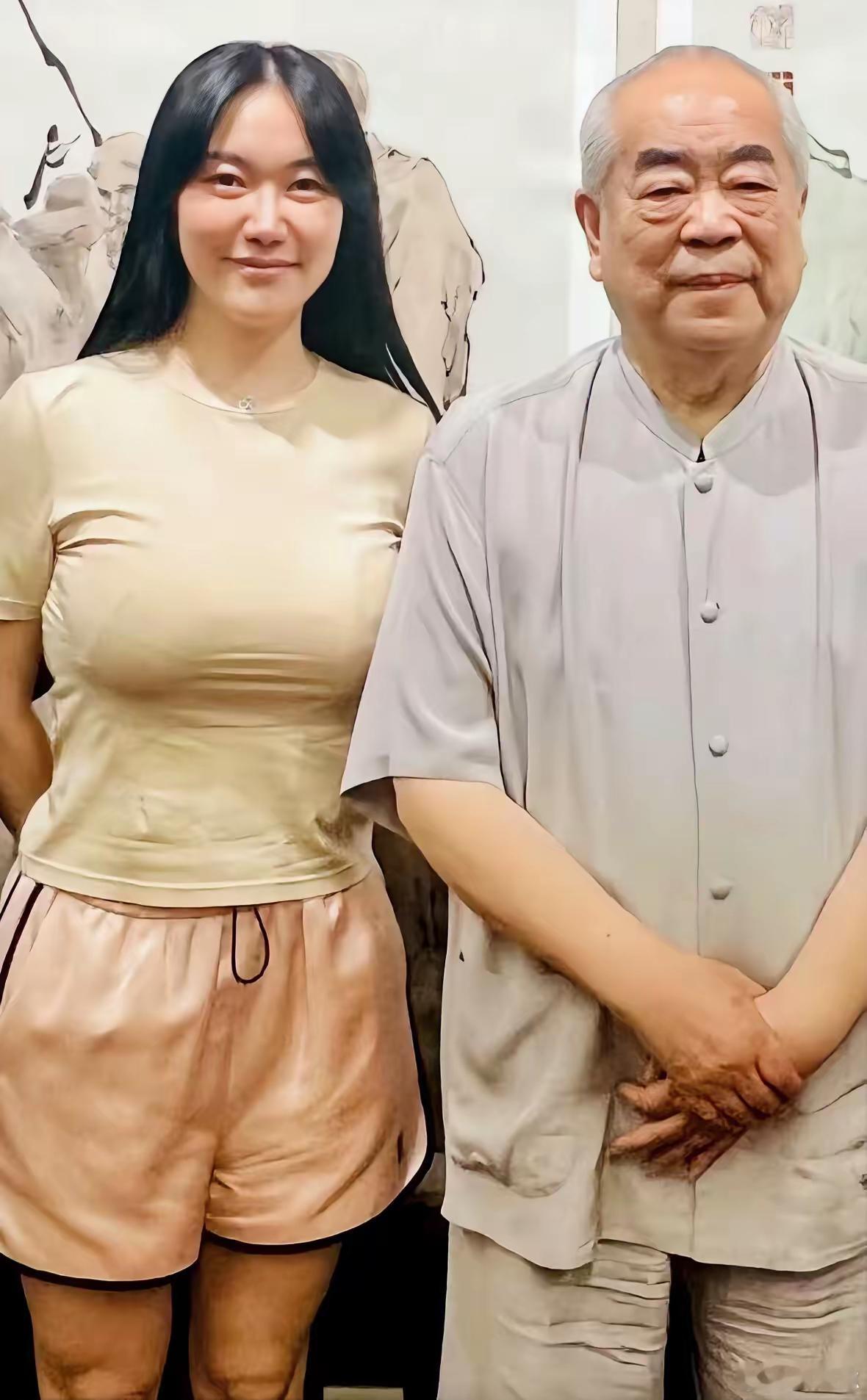 徐萌看着也平平无奇，真不知道范曾看上她啥。 ​​​