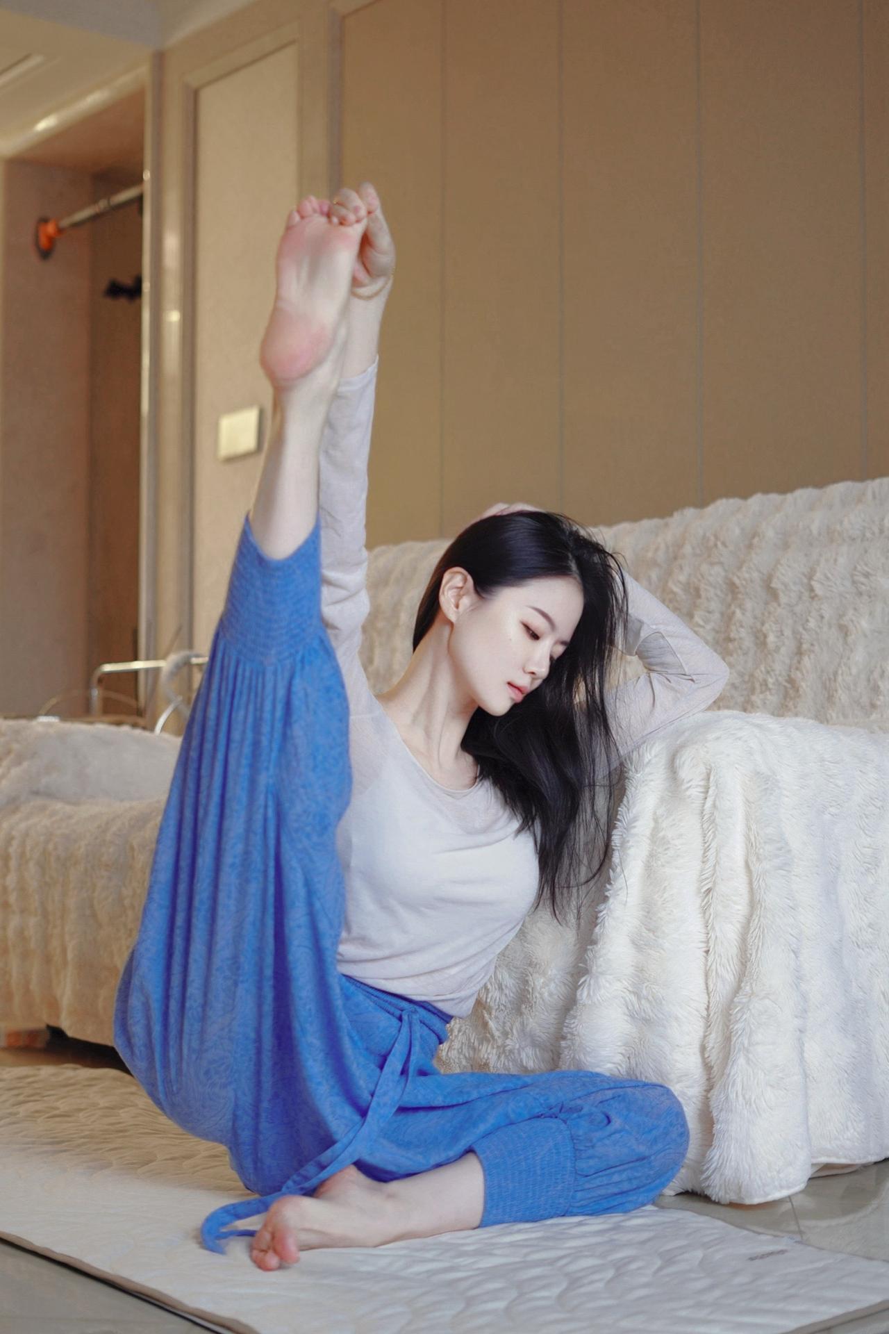 居家瑜伽｜放下占有欲，享受使用权。瑜伽女孩 瑜伽拍照姿势